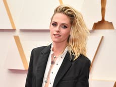 Kristen Stewart elogiada por “romper las reglas de la alfombra roja” al ir en shorts a los Oscar