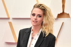 Kristen Stewart elogiada por “romper las reglas de la alfombra roja” al ir en shorts a los Oscar