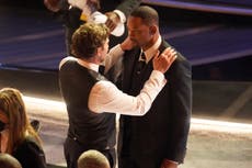 Oscars: Denzel Washington, Tyler Perry y Bradley Cooper consuelan a Will Smith después de golpear a Chris Rock