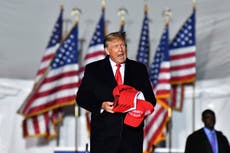 AP Verifica: Trump tergiversa ayuda de Obama a Ucrania