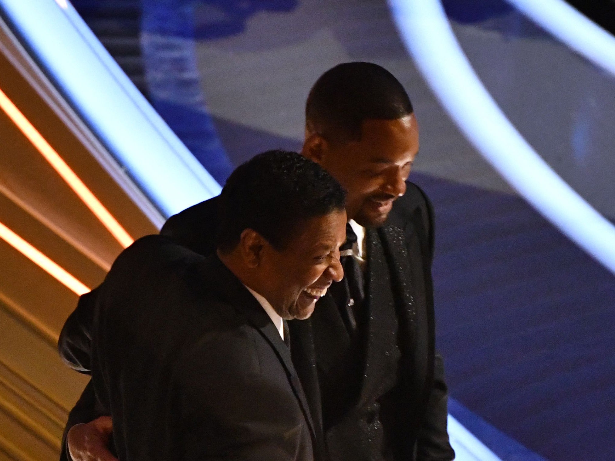 Denzel Washington consoló a Will Smith después de que golpeó a Chris Rock en el escenario