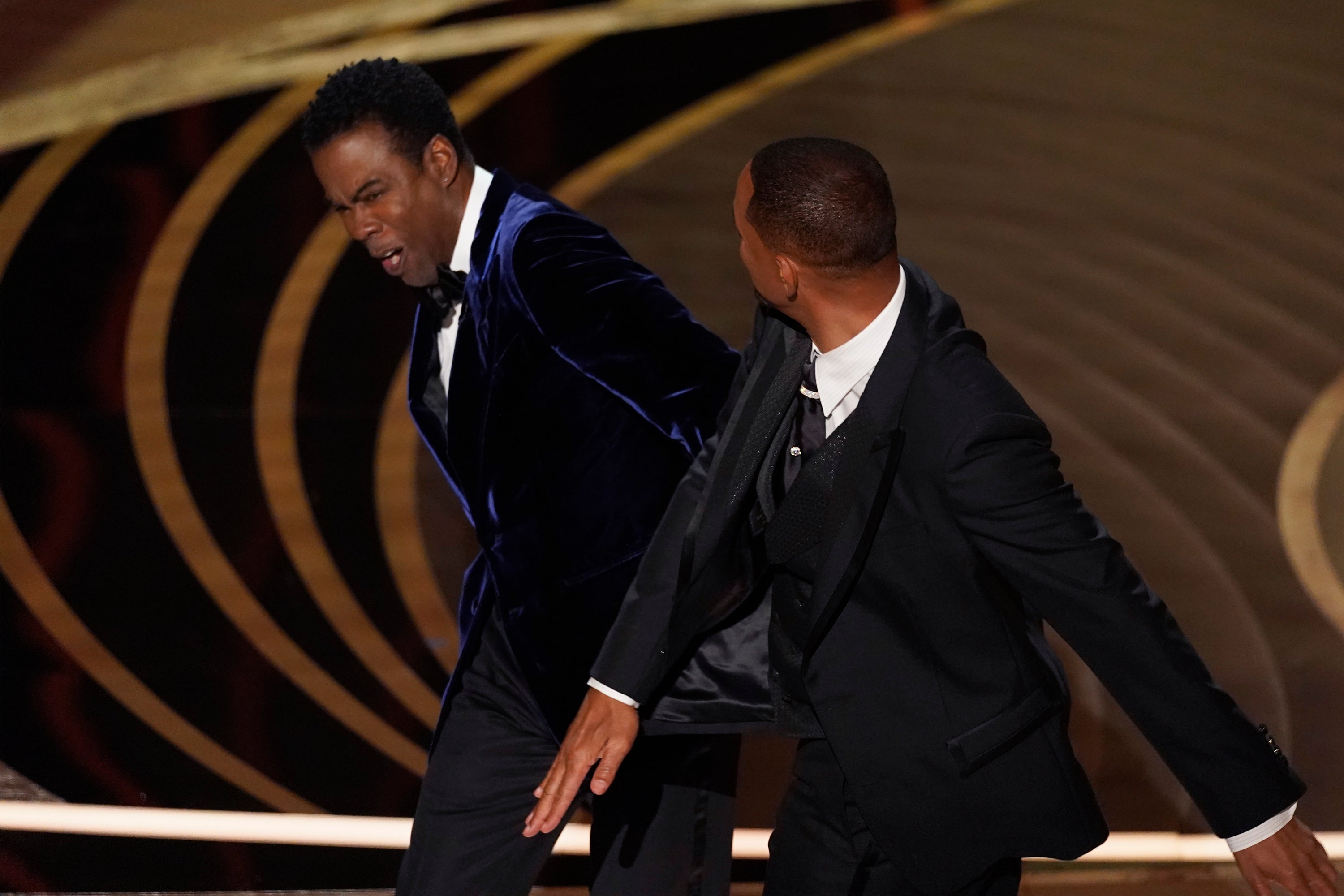 Will Smith abofetea a Chris Rock en el escenario de los Oscar 2022