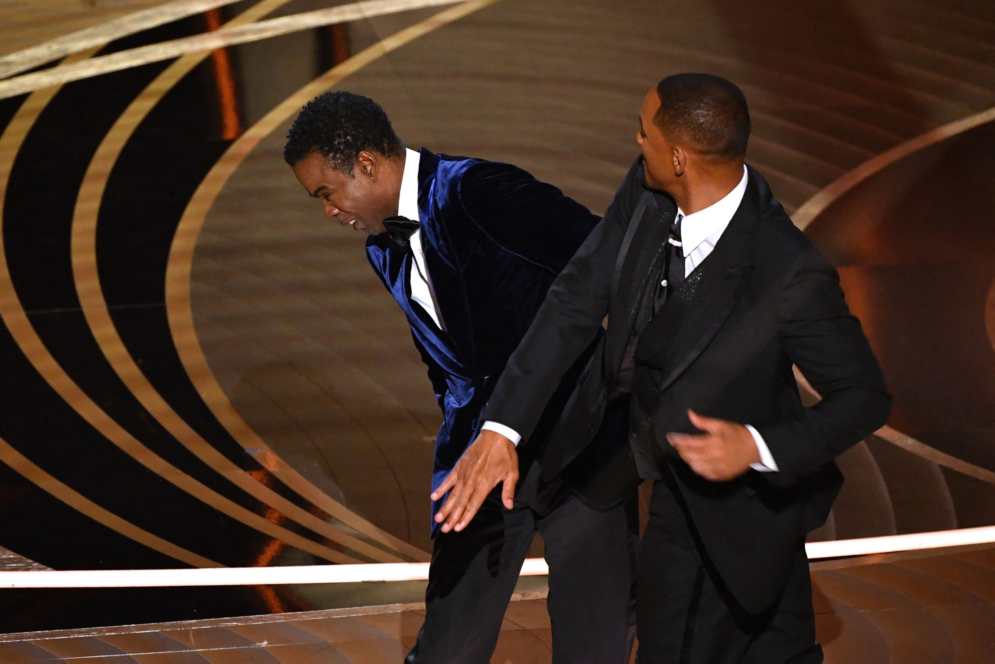 El actor estadounidense Will Smith (derecha) da una bofetada al actor estadounidense Chris Rock en el escenario durante la 94 a edición de los Oscar en el Dolby Theater en Hollywood, California