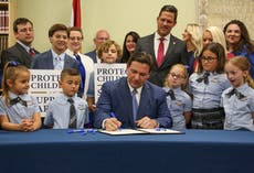Ron DeSantis firma el proyecto de ley “Don’t Say Gay” durante una ceremonia escenificada rodeado de niños