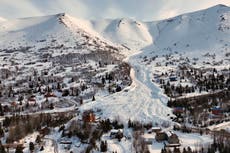 Evacuación en Alaska, tras avalancha de 24 metros de profundidad