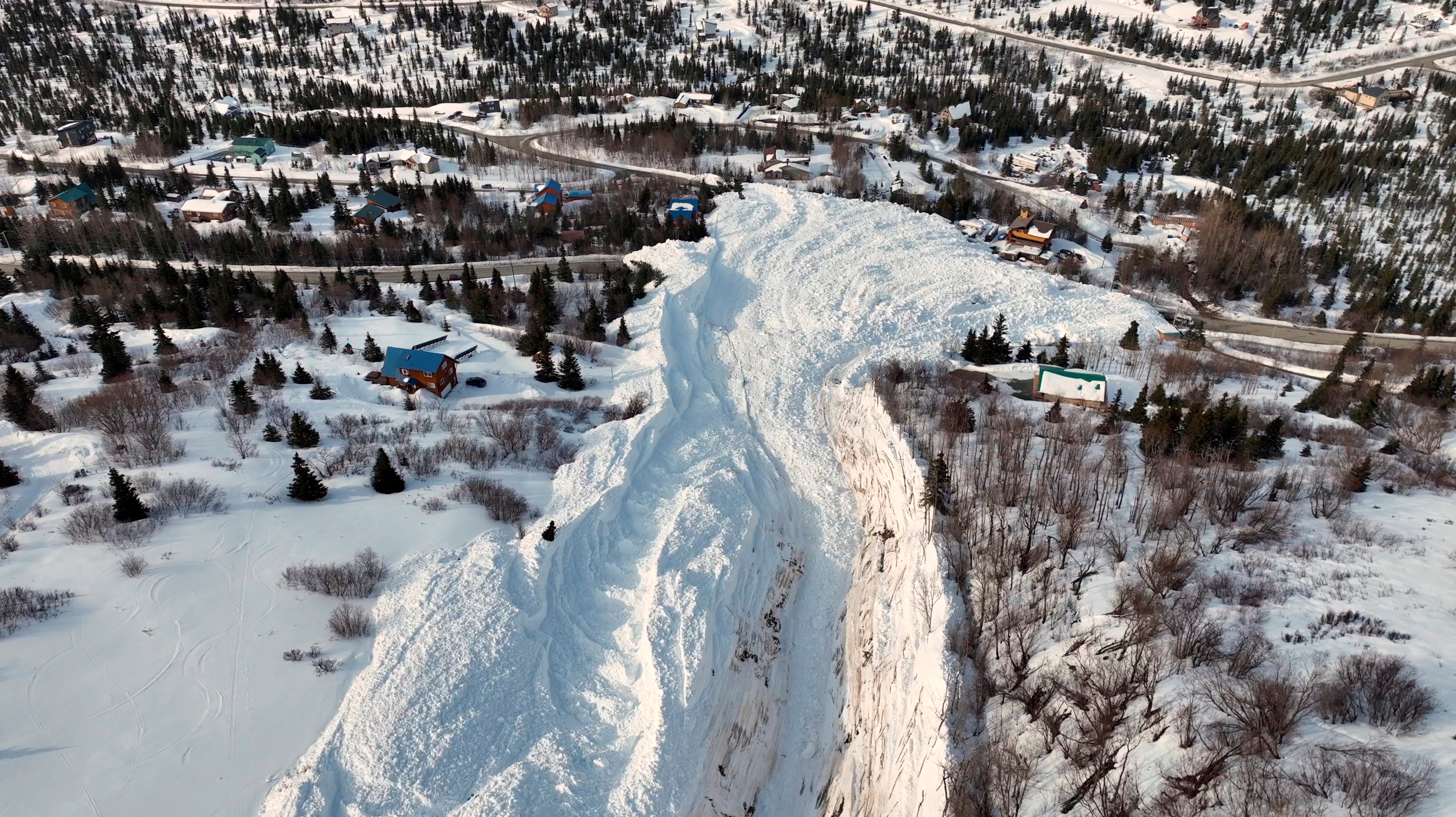 Las consecuencias de una avalancha en la ladera de una montaña en Hiland Road en Anchorage, Alaska