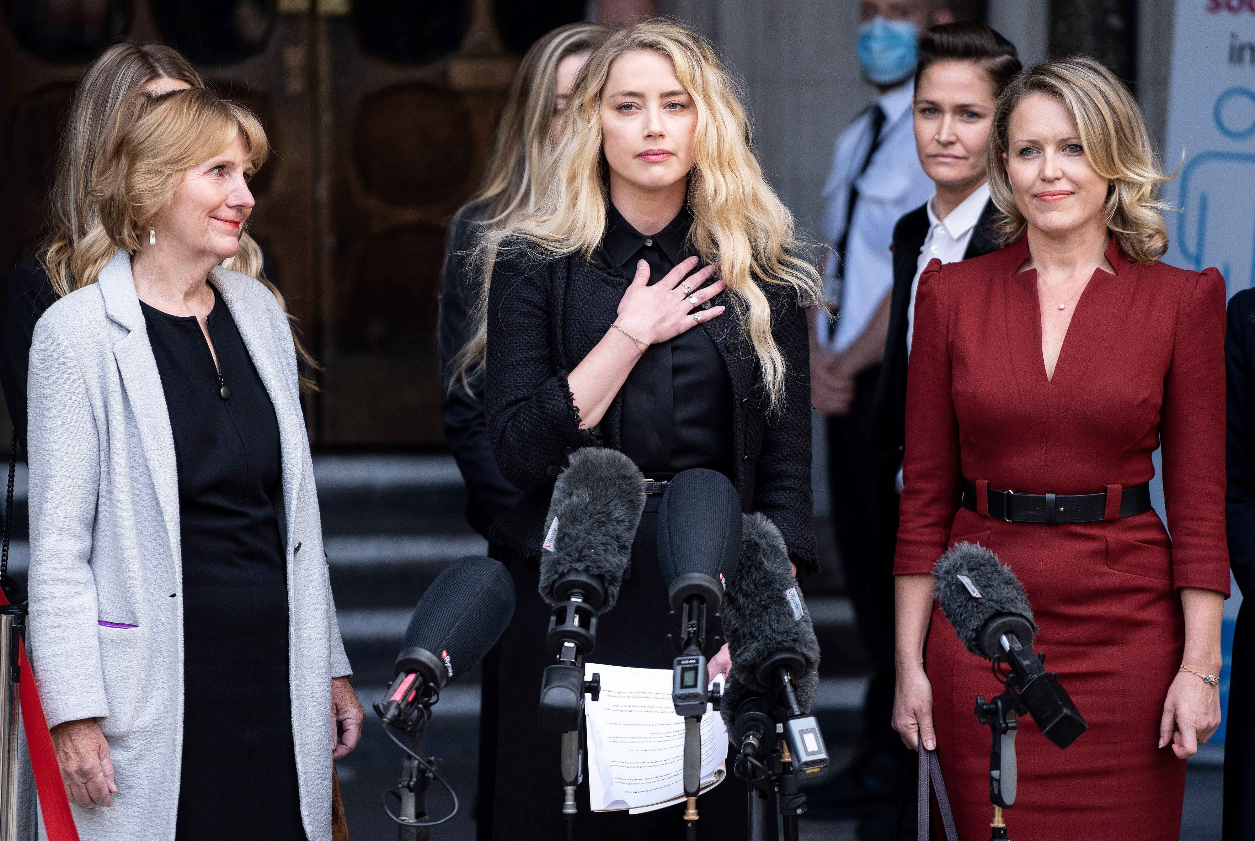 Amber Heard hace una declaración al salir del tribunal tras la última jornada del juicio por difamación de Johnny Depp contra News Group Newspapers en Londres el 28 de julio de 2020