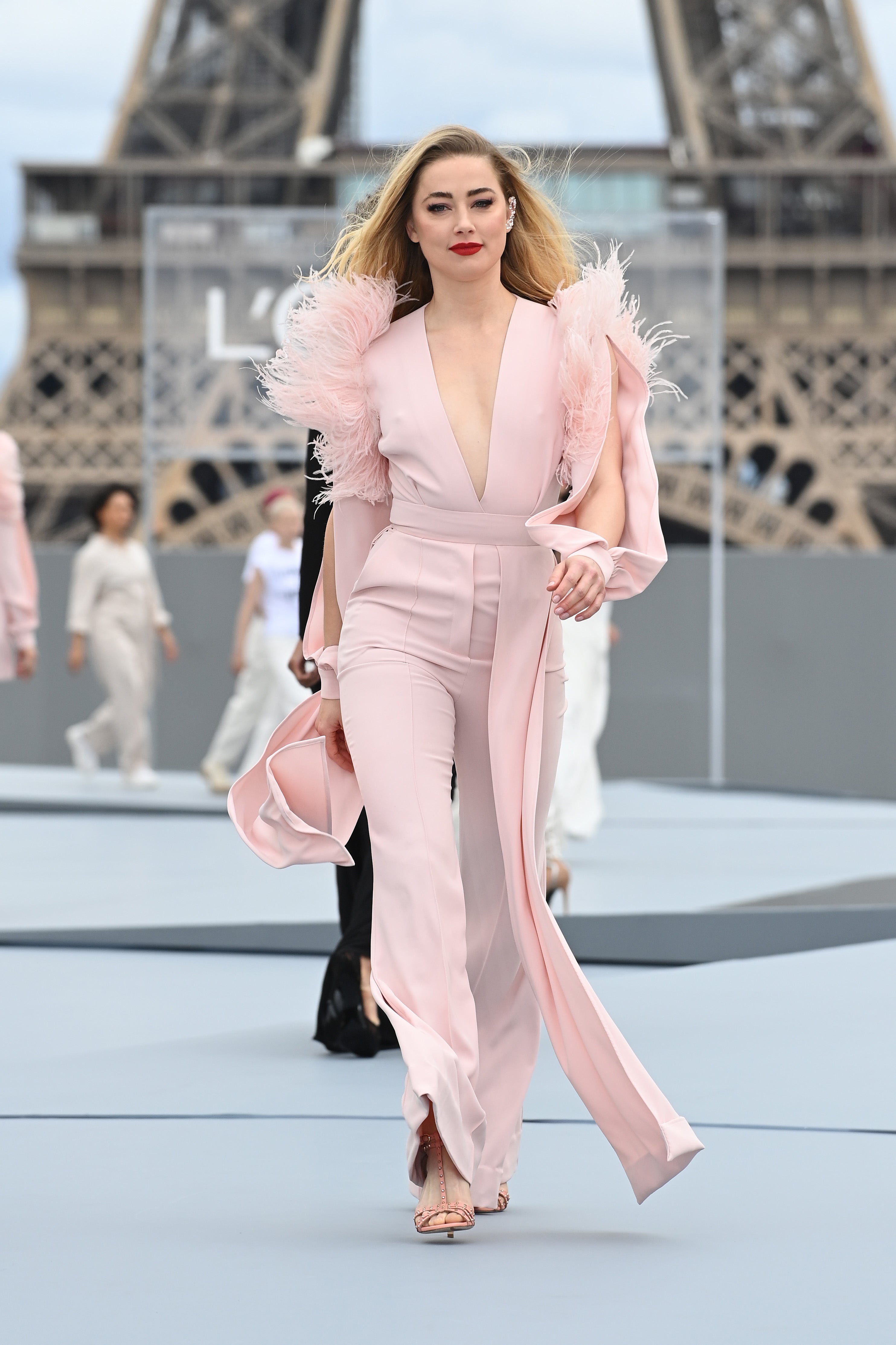 Amber Heard desfila en la Semana de la Moda de París el 3 de octubre de 2021 en París, Francia