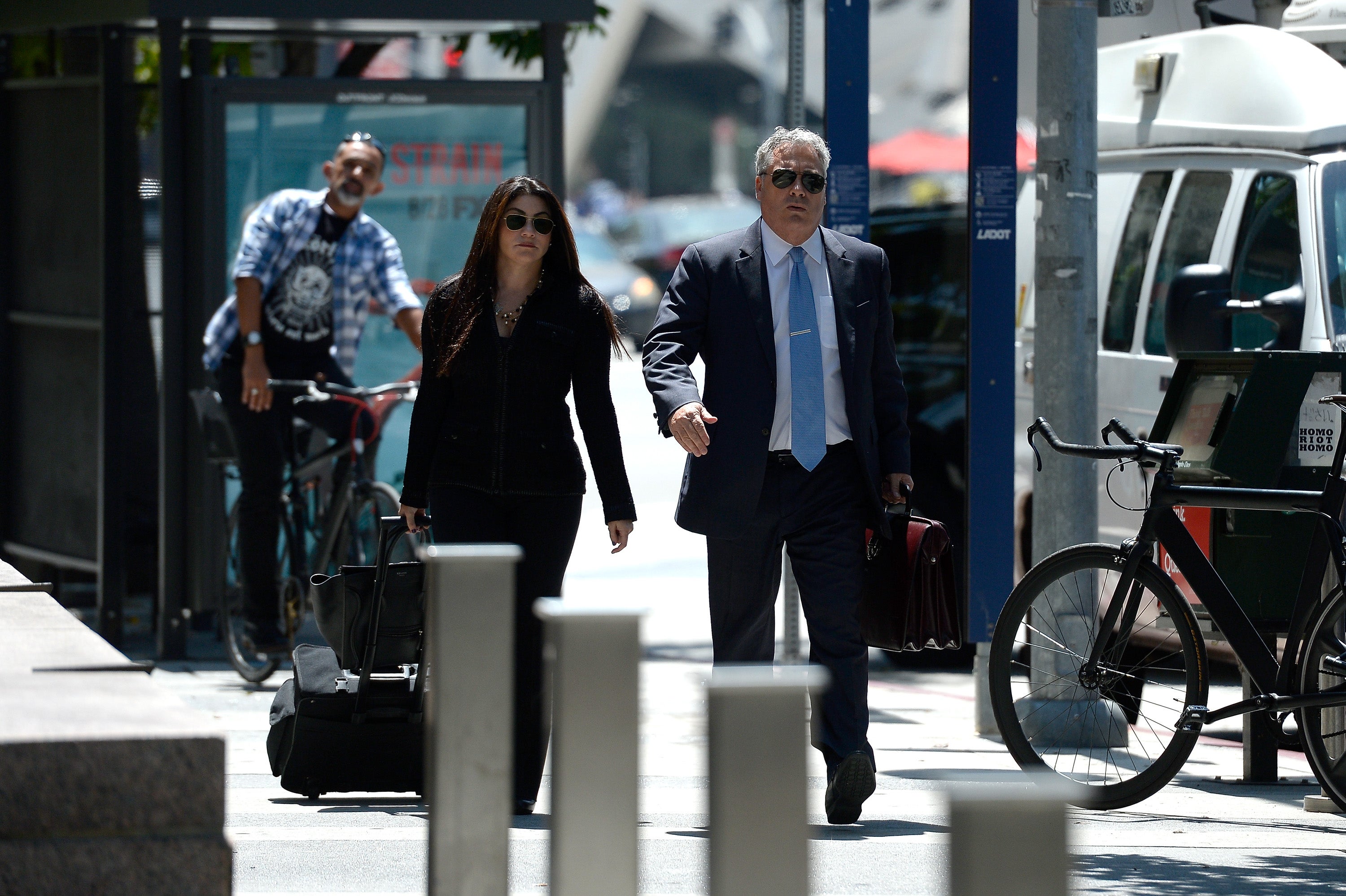 La abogada de Amber Heard, Samantha Spector (izquierda) llega a una comparecencia ante el tribunal el 9 de agosto de 2016 en Los Ángeles