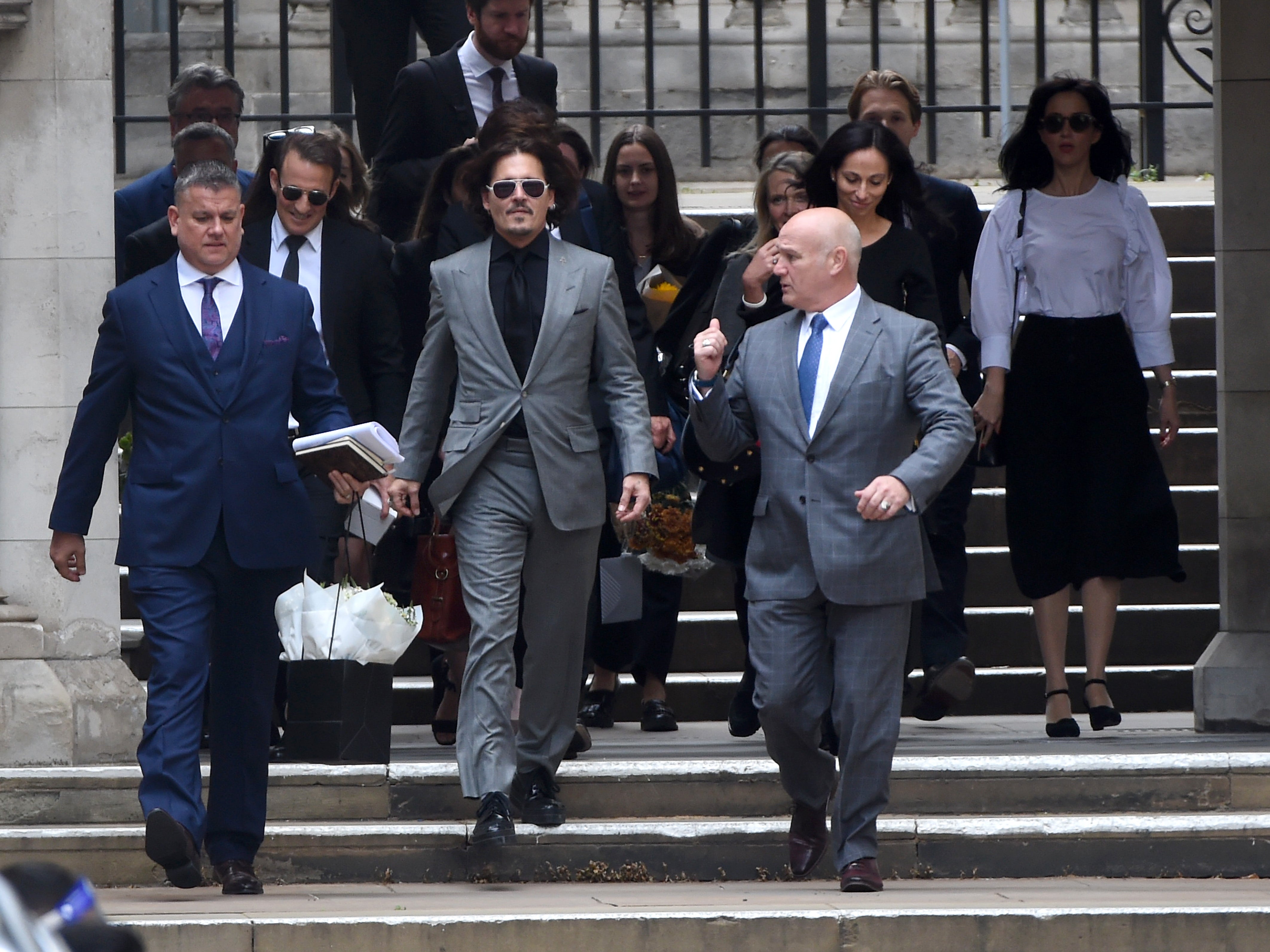 Johnny Depp sale del juzgado el 28 de julio de 2020 en Londres