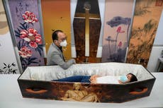 Ataúdes de cartón en respuesta a la pandemia en Hong Kong