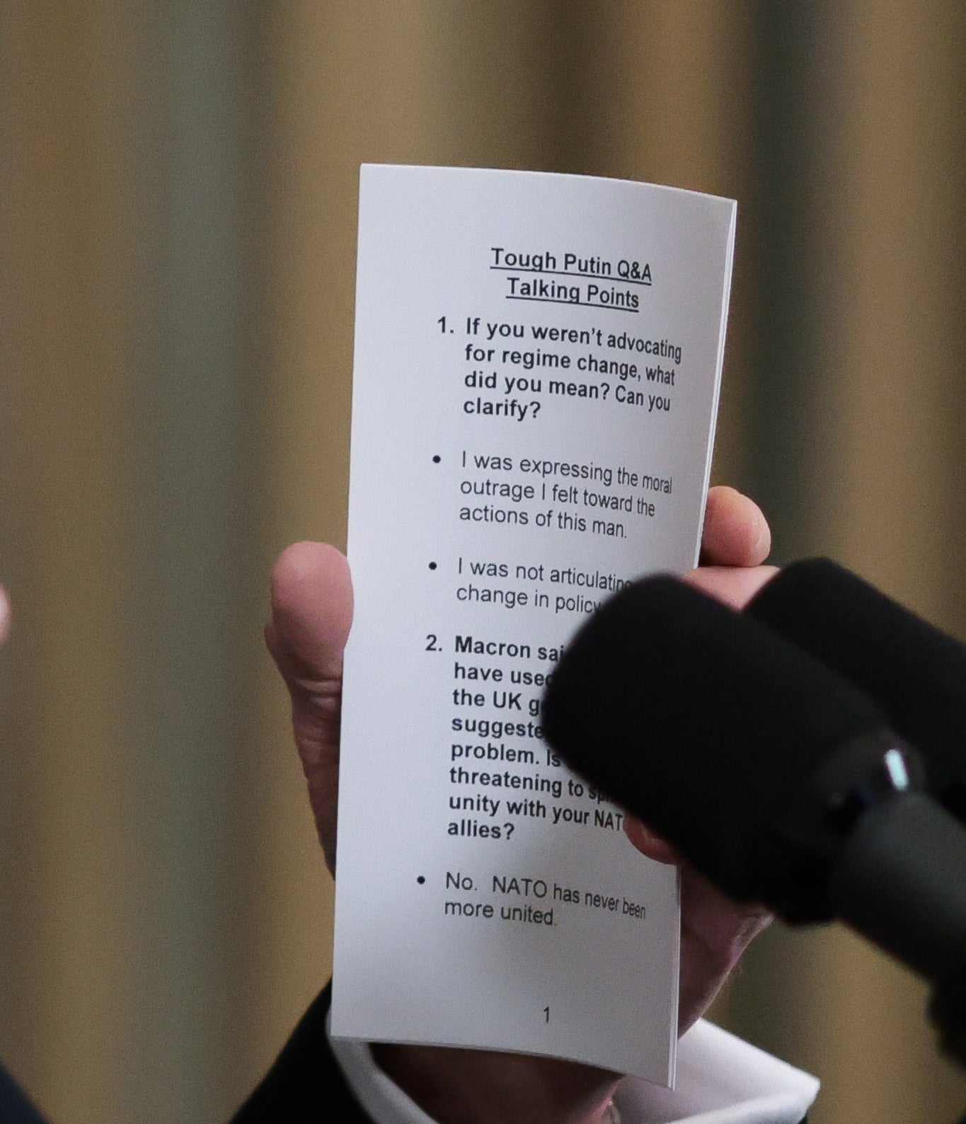 El papel impreso en posesión de Biden muestra temas de discusión relacionados con sus comentarios sobre Vladimir Putin y la OTAN