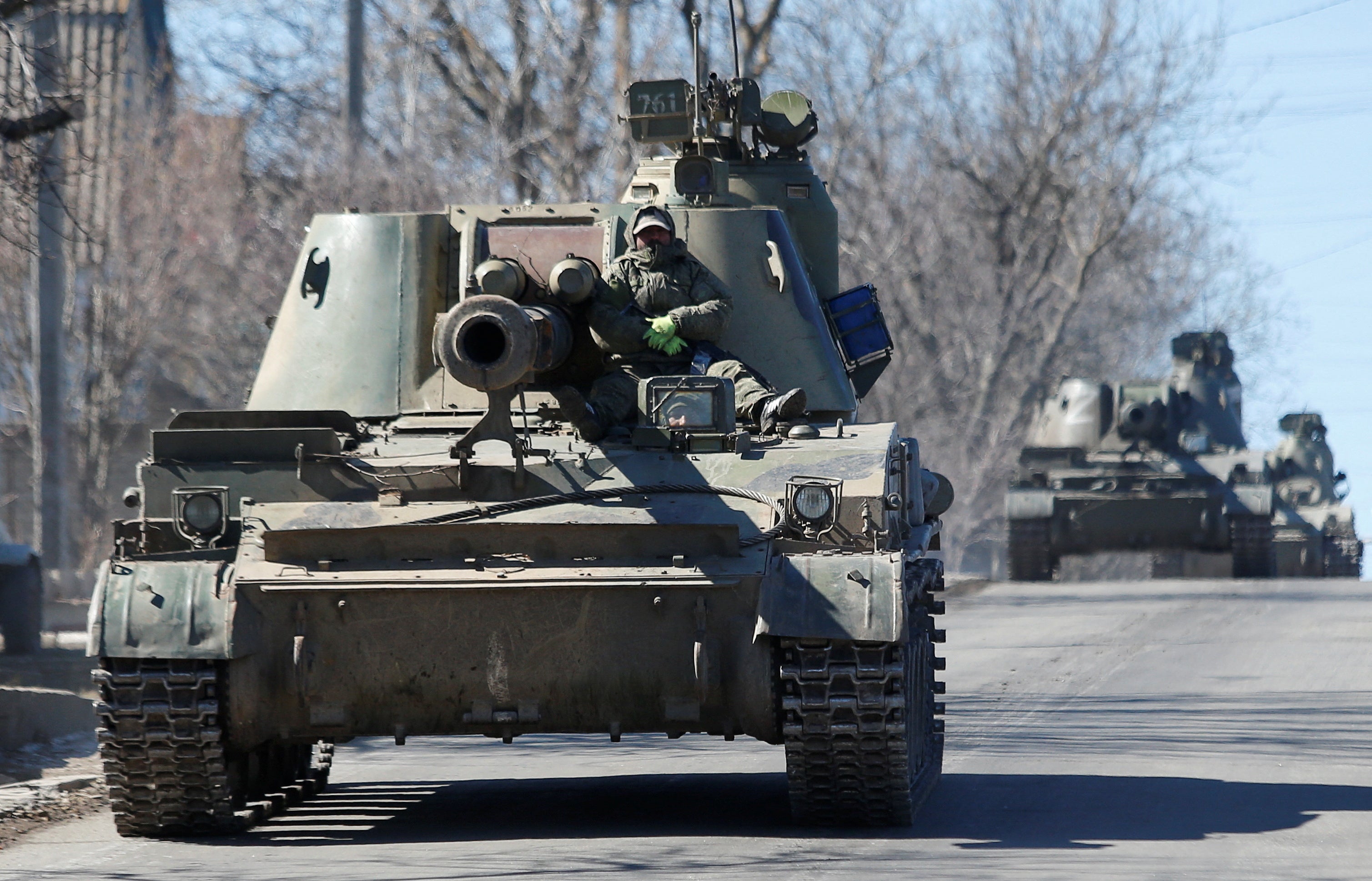 Soldados prorrusos son retratados en Dokuchaievsk, en la región de Donetsk en Ucrania, el 28 de marzo de 2022