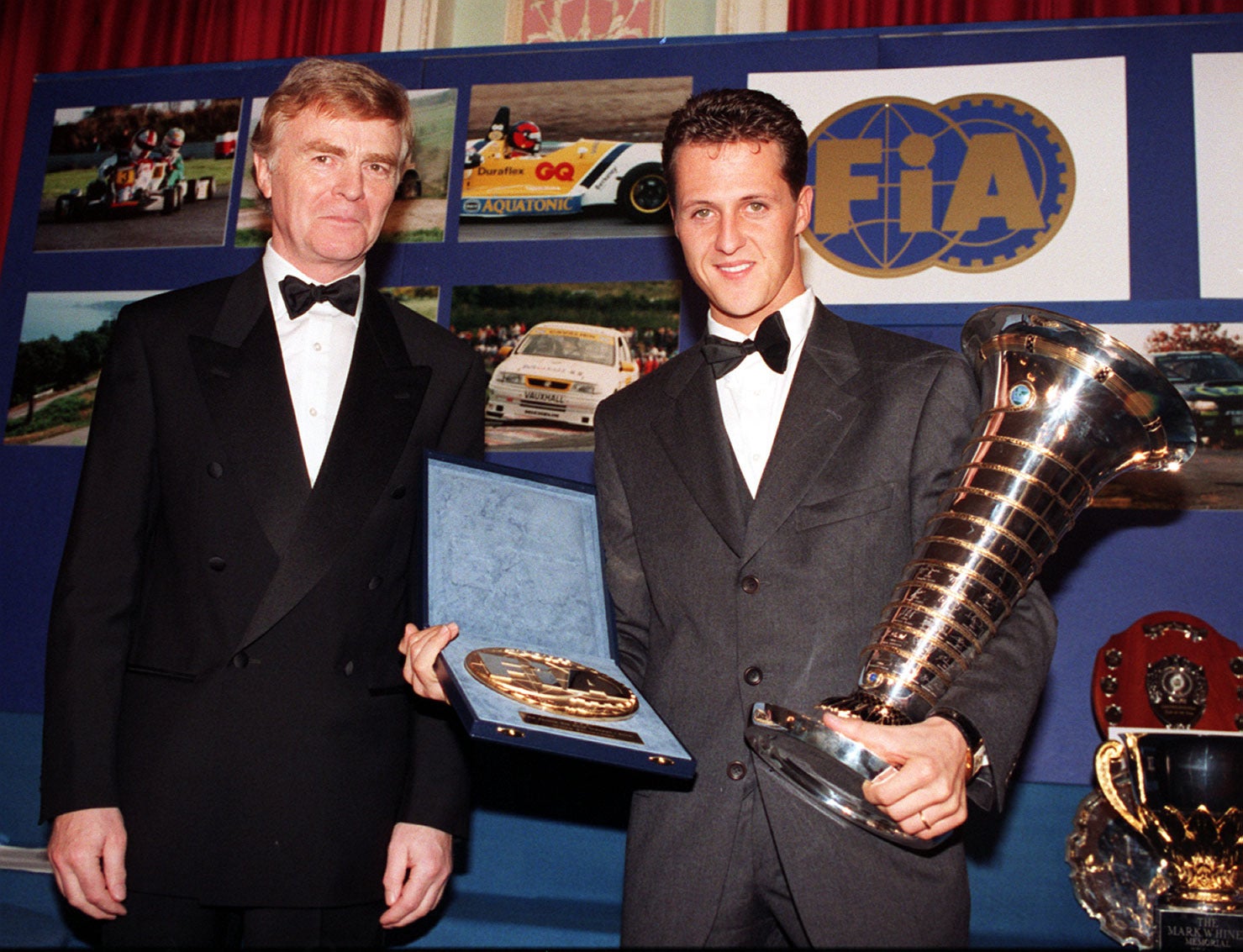 Michael Schumacher, de 27 años, recibe el premio del Campeonato de la Fórmula 1 de la FIA. Junto a él, el entonces presidente de dicho organismo, Max Mosley, en Londres