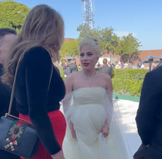 La incómoda interacción de Lady Gaga con Caitlyn Jenner en una fiesta de los Oscar