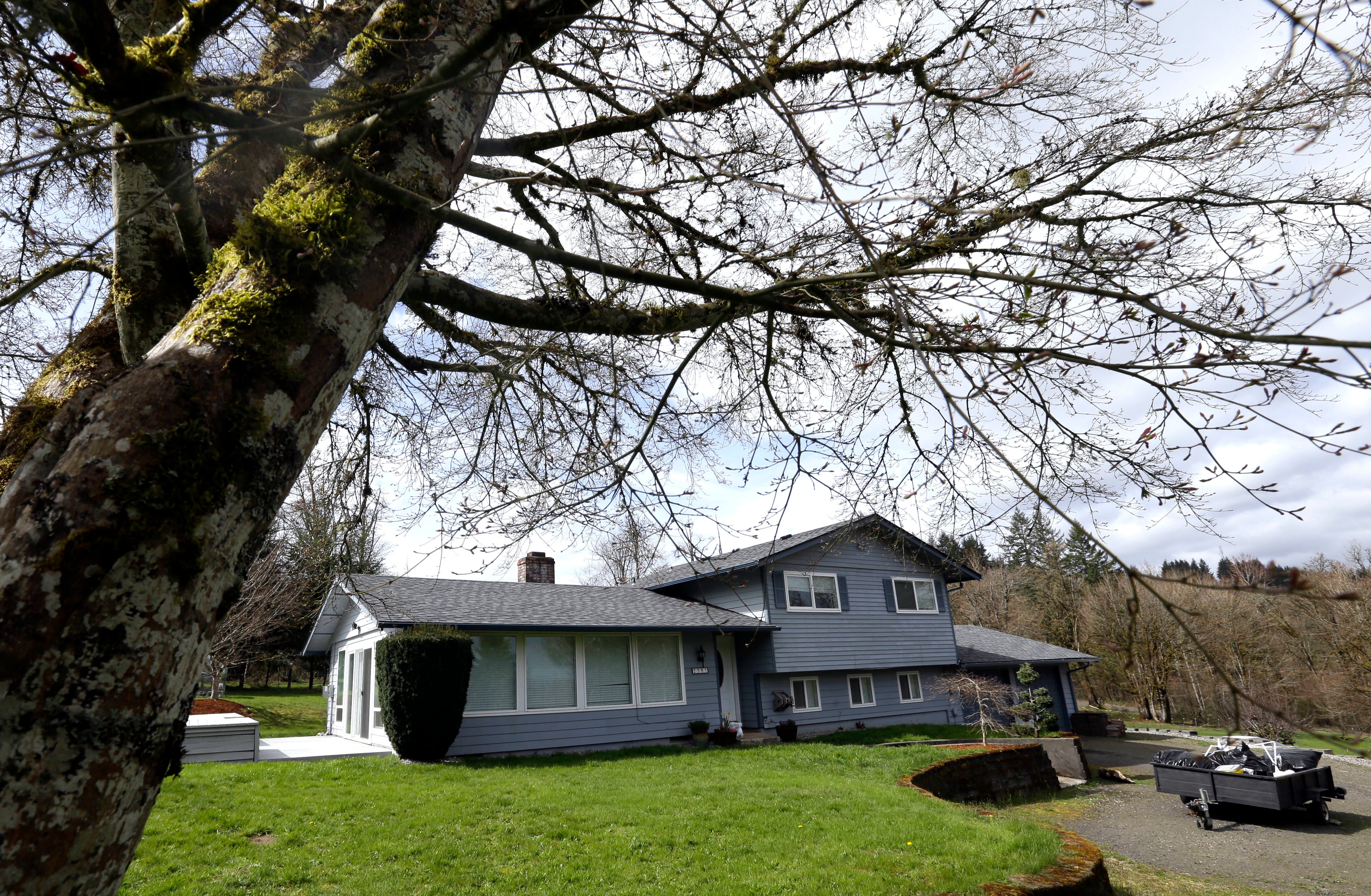 La familia Hart family viivó en esta casa de dos pisos con un prado cercado en Woodland, Washington. Los vecinos dicen que los niños fueron a su casa para pedir comida y protección contra sus madres
