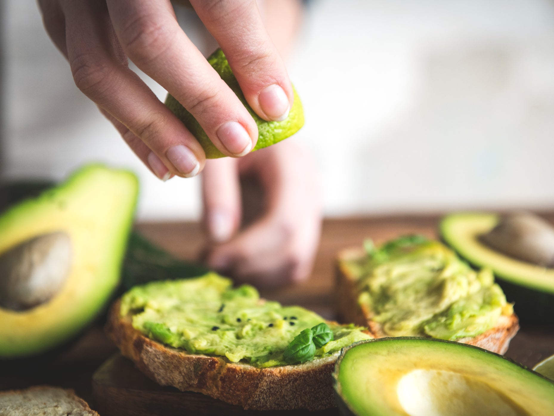 Comer aguacate dos veces por semana reduce riesgo de enfermedad cardíaca: estudio