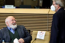 UE busca formas de desalentar la "moda rápida" en ropa