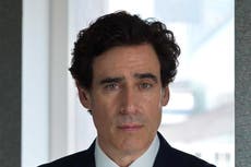 Entrevista a Stephen Mangan: “Hubo momentos graciosos cuando me tocó ver morir a mis padres”
