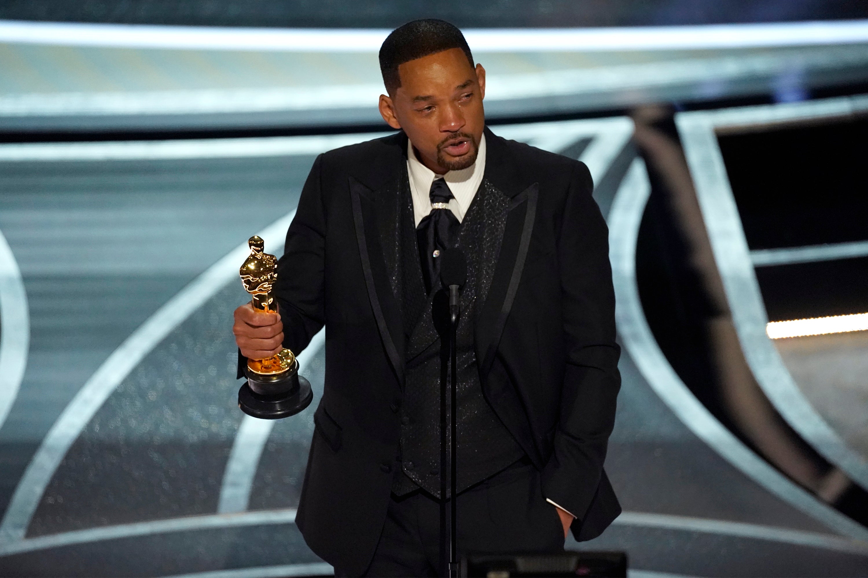Will Smith rompió en llanto durante su discurso de aceptación del Oscar a Mejor Actor, y se disculpó con la Academia por golpear a Rock