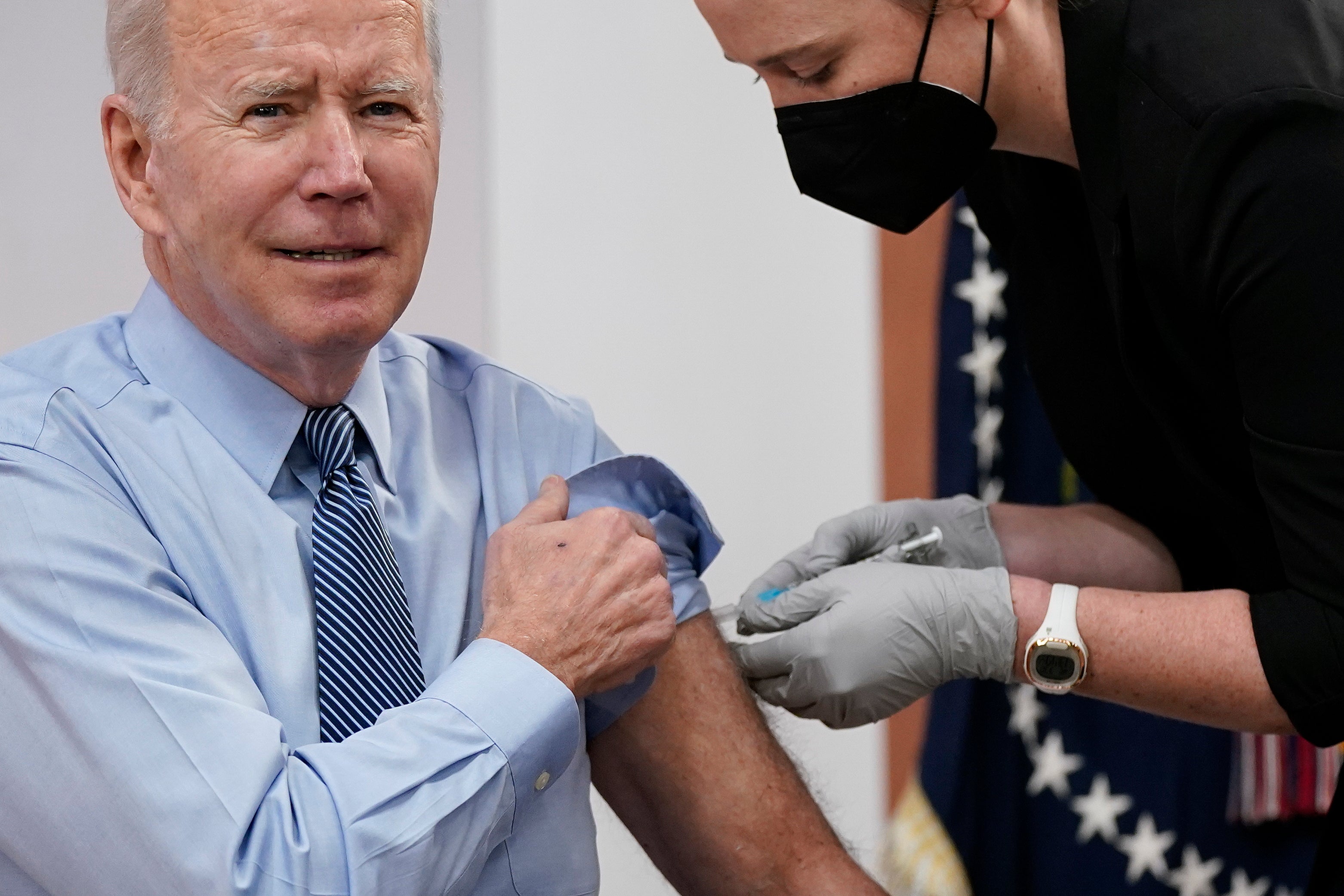 Los críticos sostienen que la administración de Biden podría hacer más para combatir el covid-19 además de su enfoque, que ha girado en gran medida en torno a la promoción de la vacuna