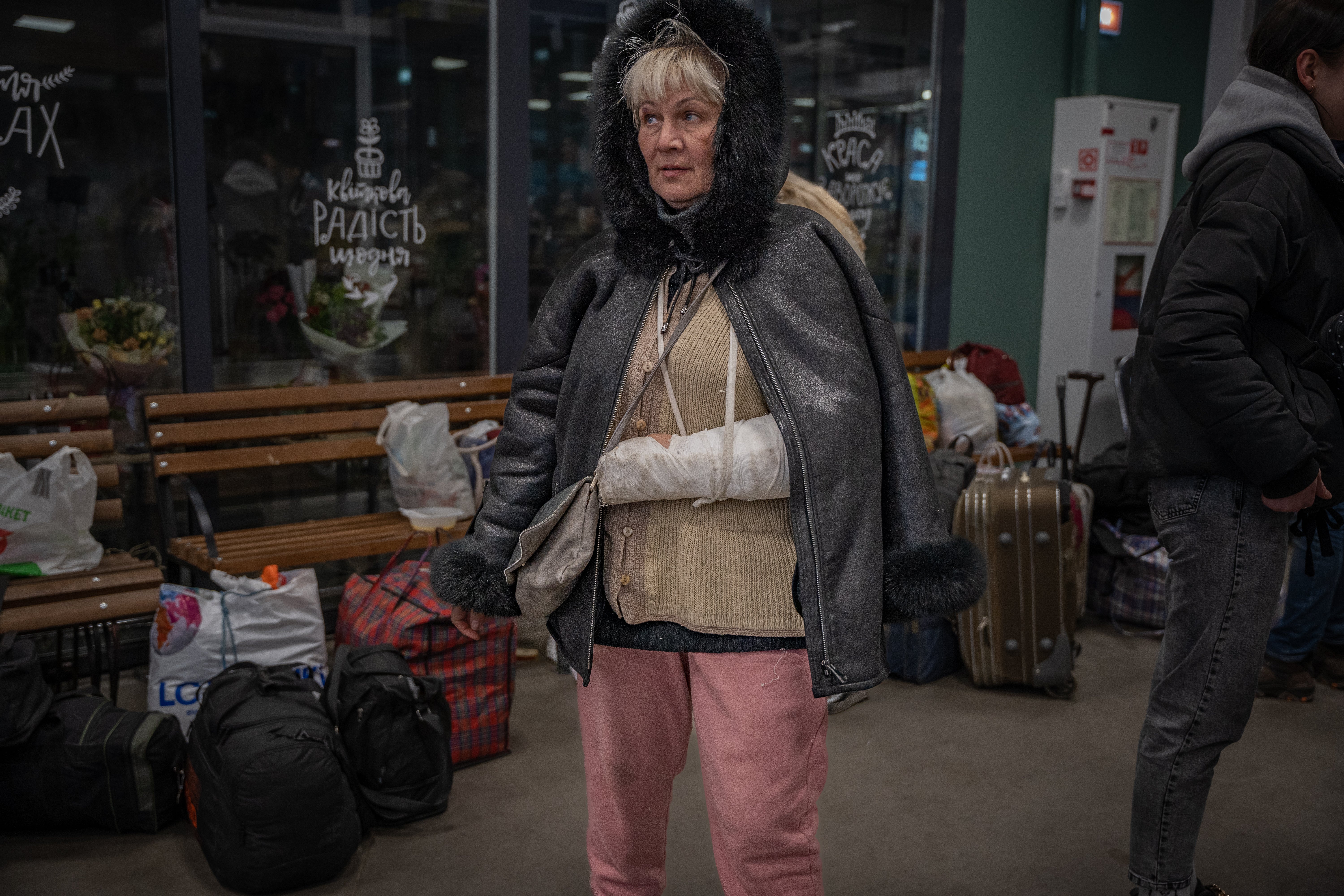 Una mujer herida en Mariúpol llega a un centro de acogida gestionado por voluntarios en Zaporizhzhia