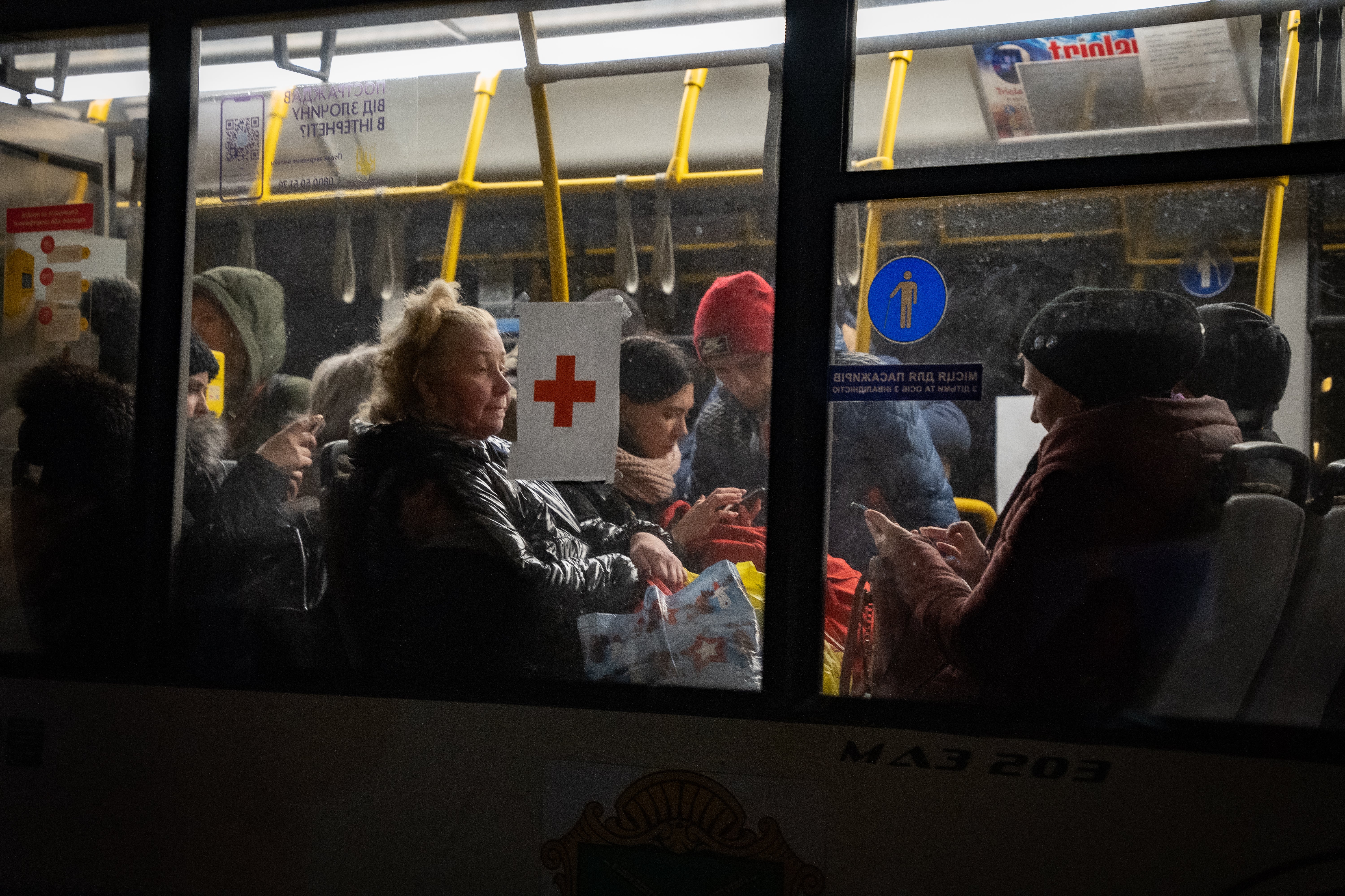 Los refugiados que acaban de huir de Mariúpol en sus propios autos y a pie toman un autobús de evacuación hacia la ciudad de Zaporizhzhia