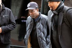 Mientras procesa bofetada, Rock da su espectáculo de comedia