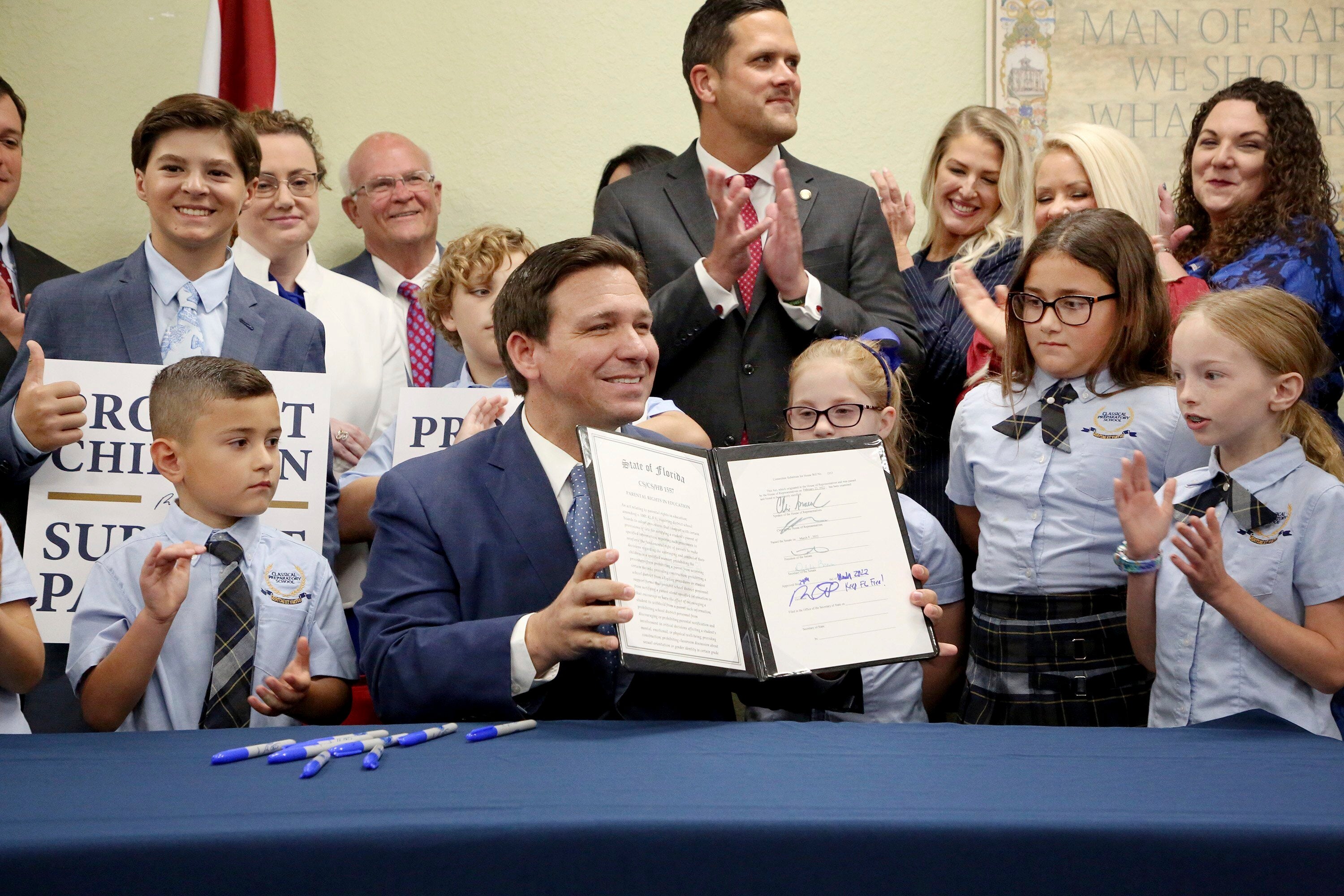 El gobernador de Florida, Ron DeSantis, firmó en marzo la Ley de Derechos de los Padres en la Educación que entró en vigor el 1 de julio