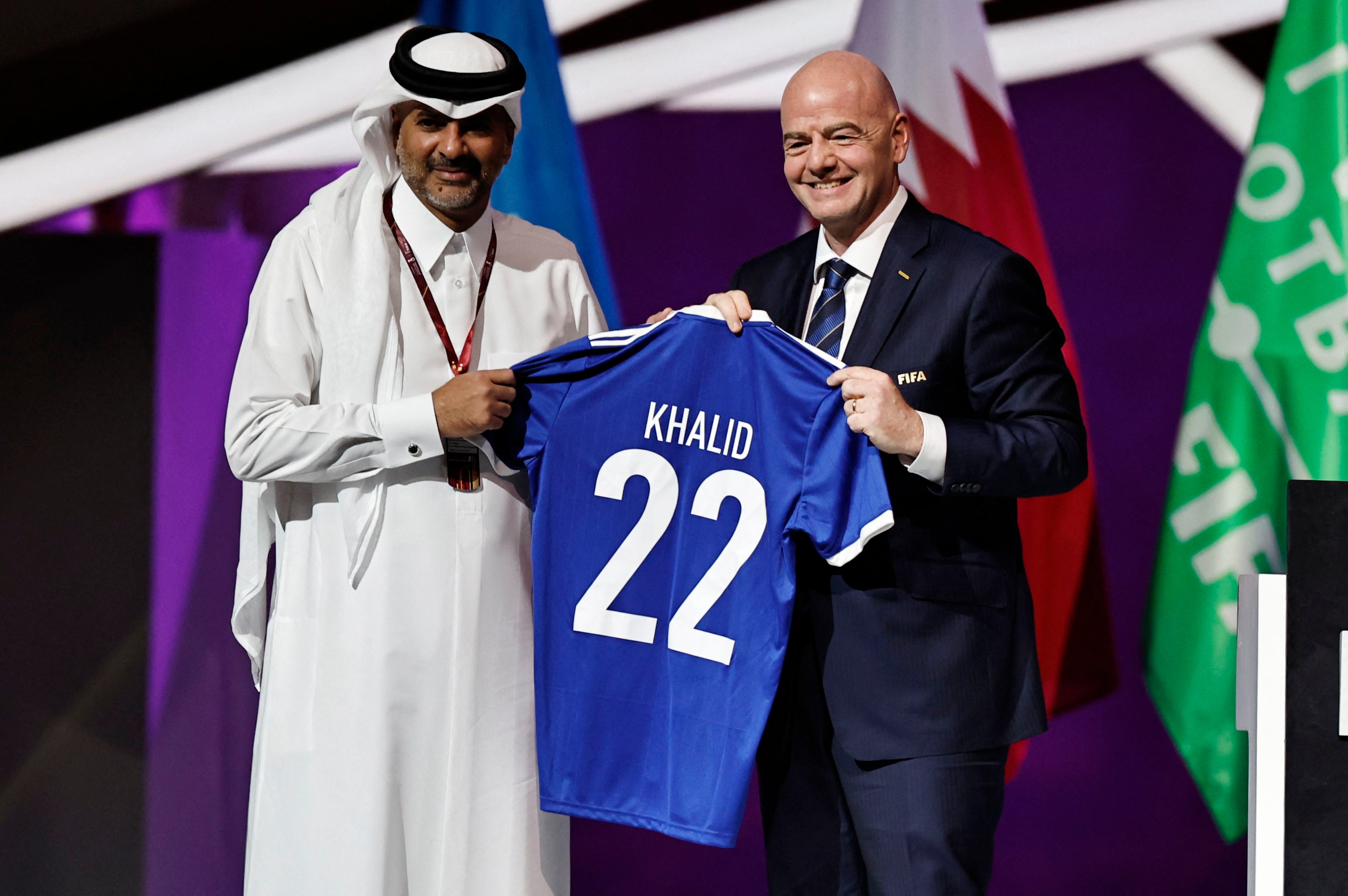 El presidente de la FIFA Gianni Infantino posa junto al primer ministro de Qatar