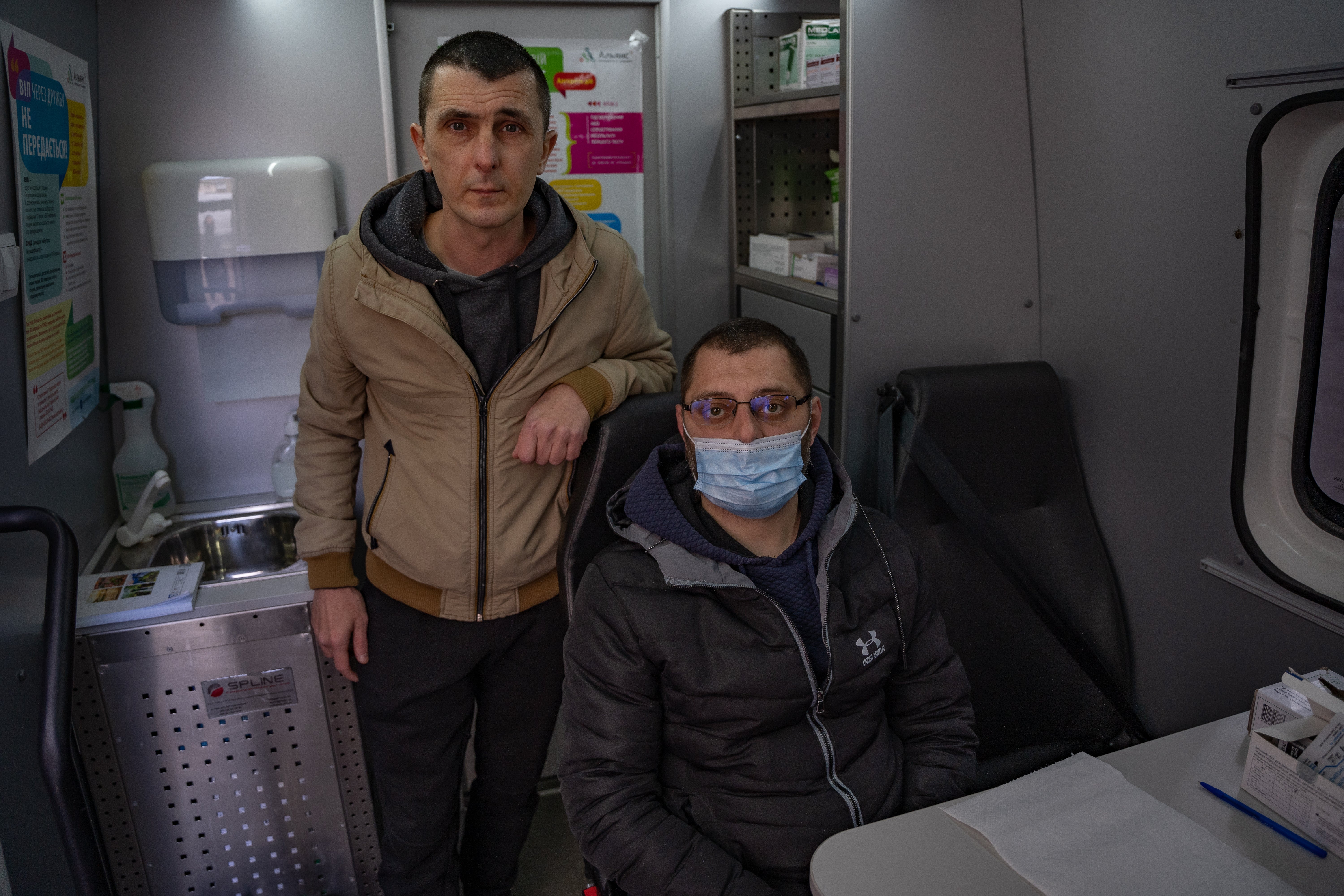 Oleg y Anatoly, ambos drogadictos en recuperación que viven en Odesa, dependen de los servicios de APH para sobrevivir y temen que la guerra afecte su tratamiento