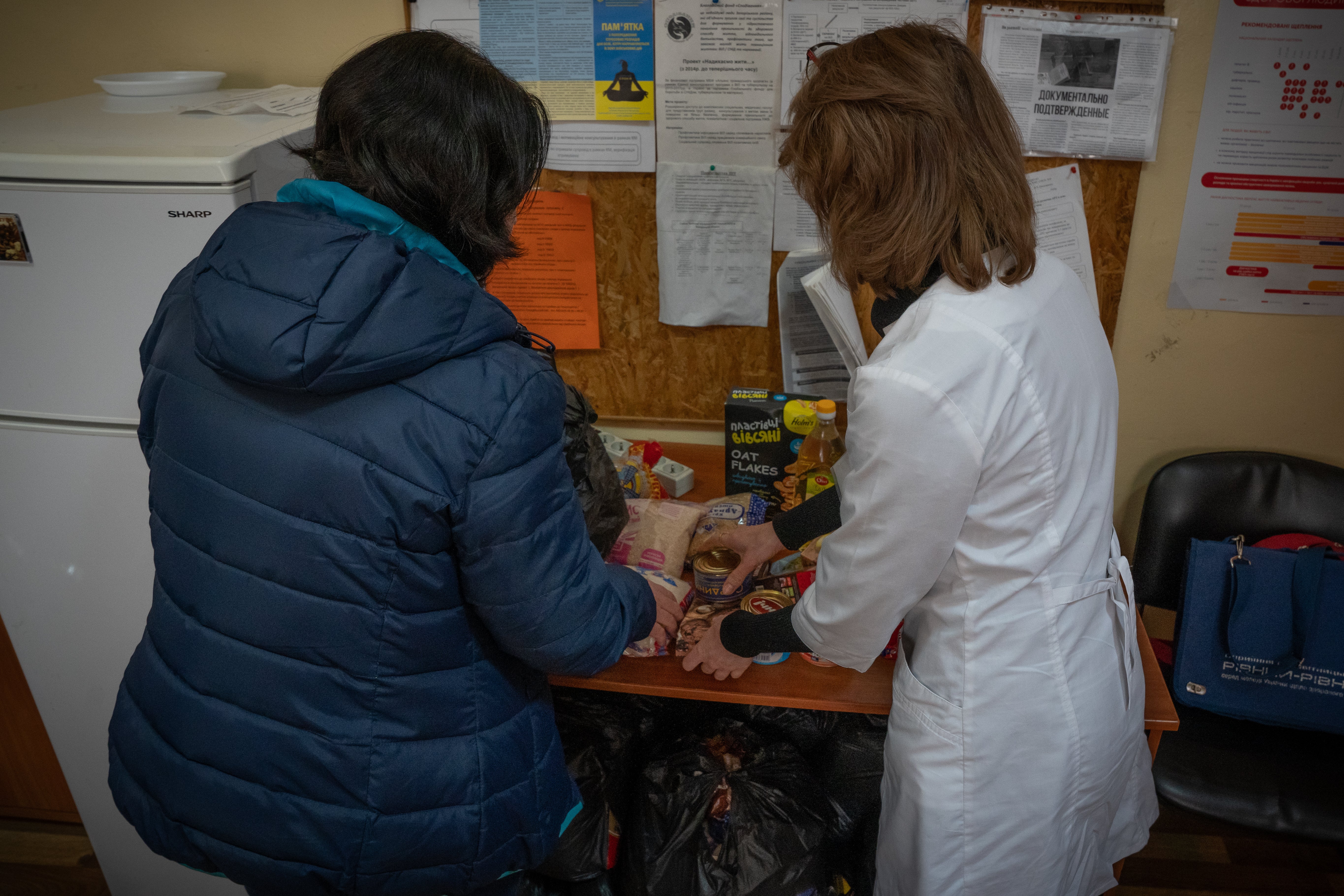 La organización benéfica Spodivannya en Zaporizhzhia prepara despensas humanitarias para las personas con VIH
