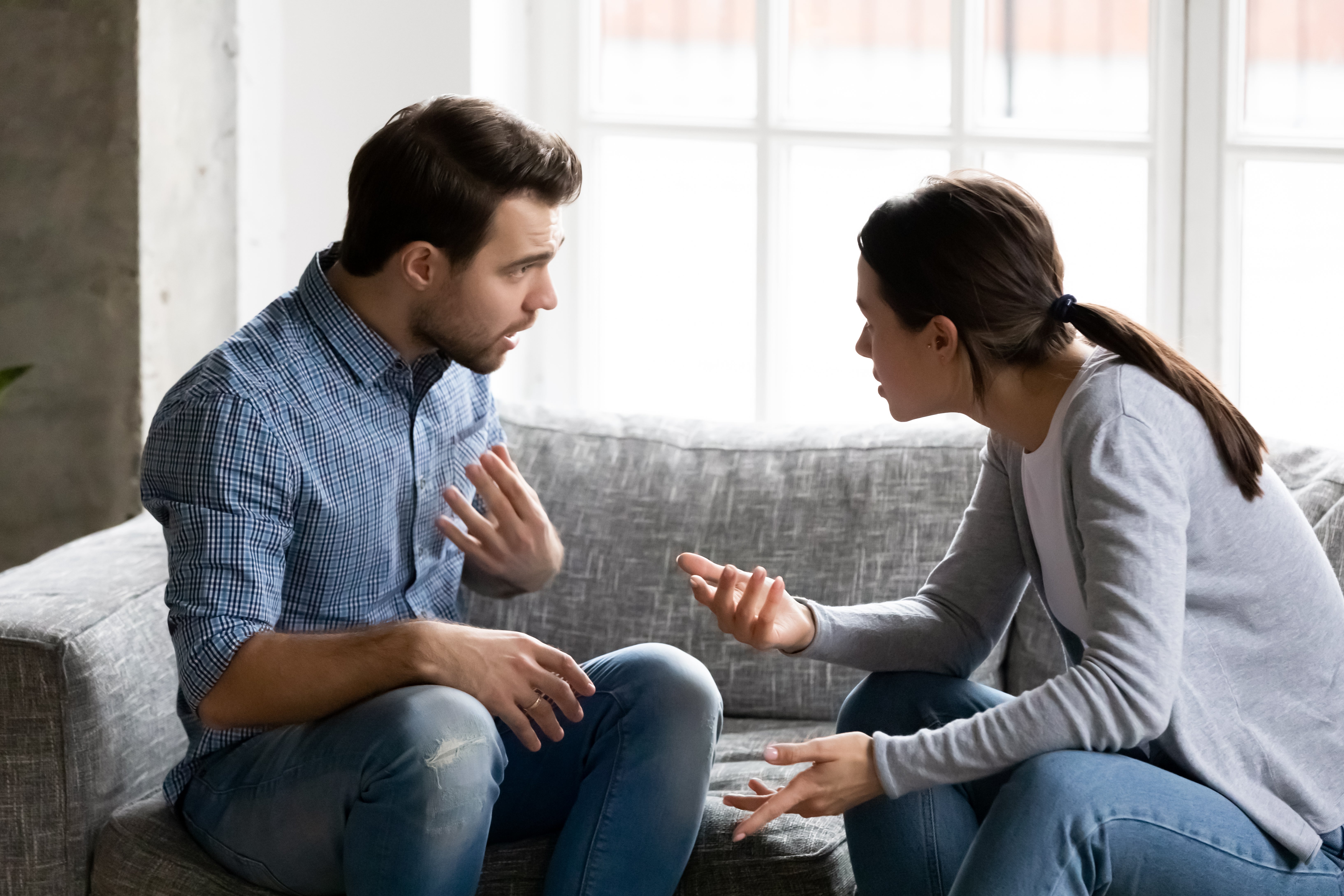 Los millennials discuten sobre dinero aproximadamente seis veces al mes, mientras que los baby boomers tienen alrededor de tres desacuerdos al mes