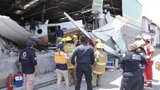 Impresionante choque de una avioneta contra un supermercado deja 3 muertos en México 