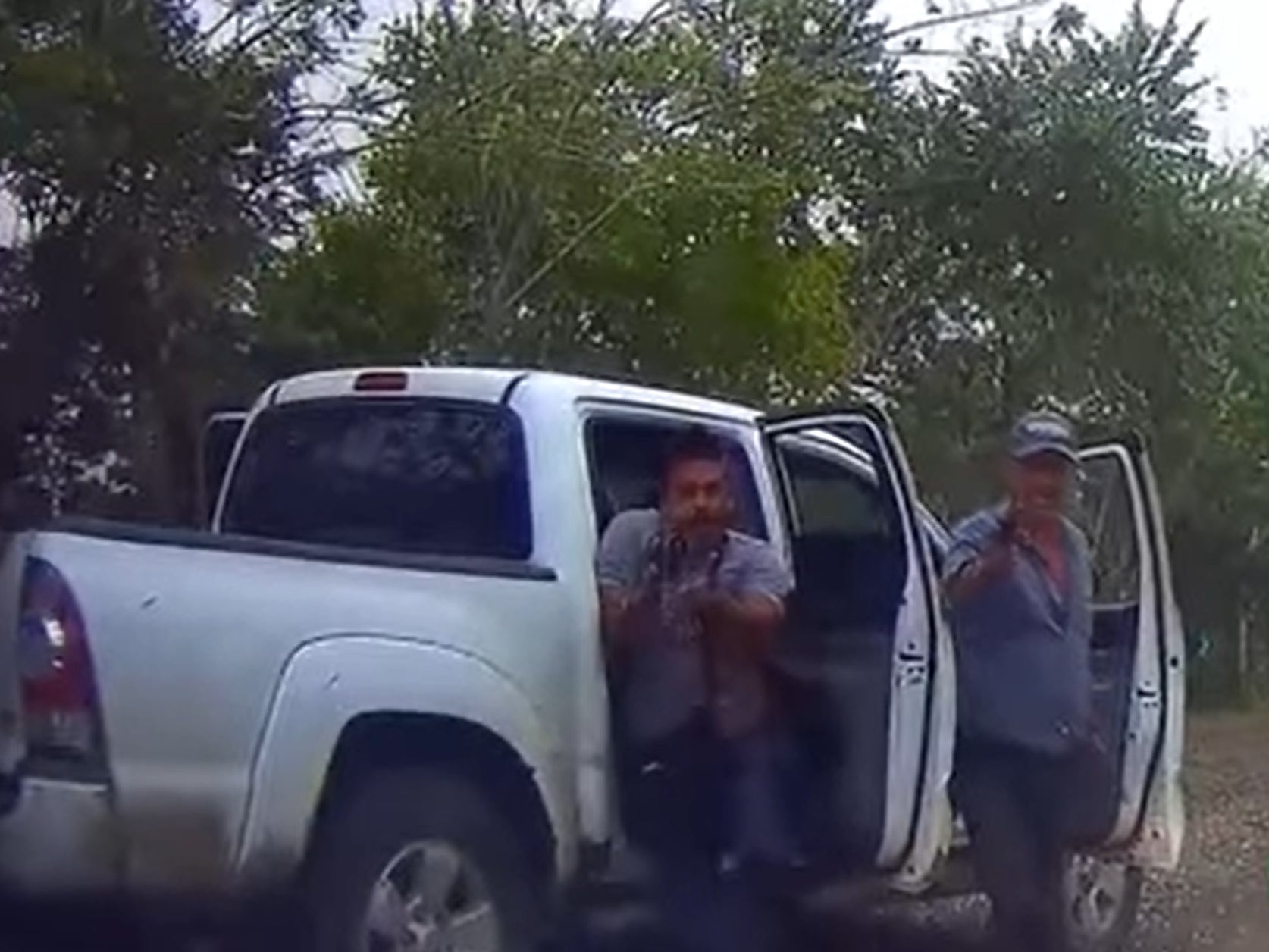 Imagen del vídeo vital grabado a inicios de 2020 que muestra a dos turistas estadounidenses ser interceptados por miembros de un cártel en Tabasco
