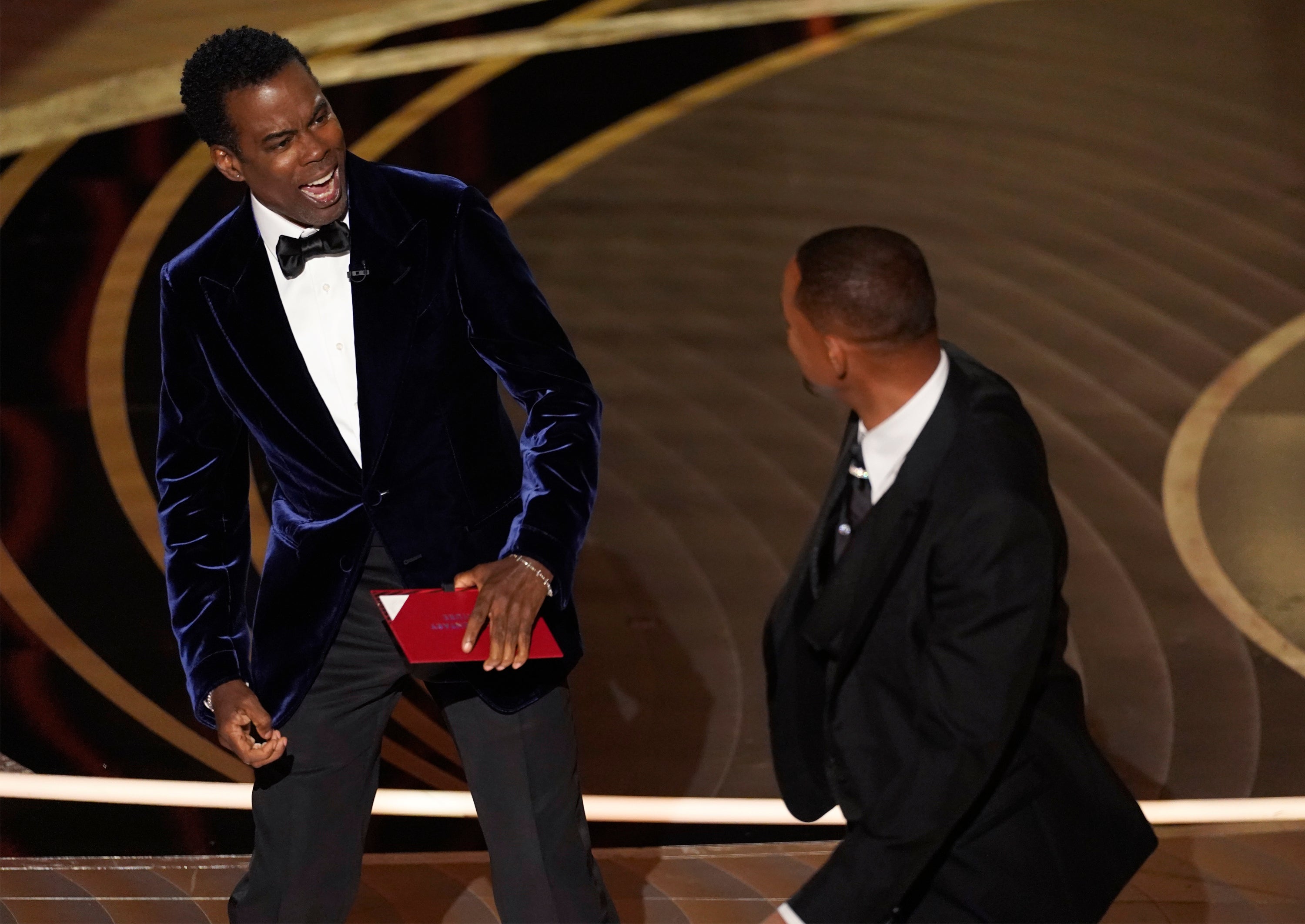 Chris Rock quedó aturdido después de que Will Smith lo golpeara en el escenario de los Oscar
