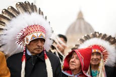 Papa pide perdón por abusos a pueblos indígenas en Canadá 