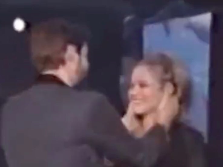 Jim Carrey toma por la fuerza a Alicia Silverstone y la besa al aceptar su galardón en una premiación en 1997