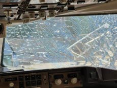 EEUU: piloto aterriza avión de forma segura después de que la ventana de la cabina se rompiera en pleno vuelo