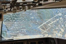 EEUU: piloto aterriza avión de forma segura después de que la ventana de la cabina se rompiera en pleno vuelo
