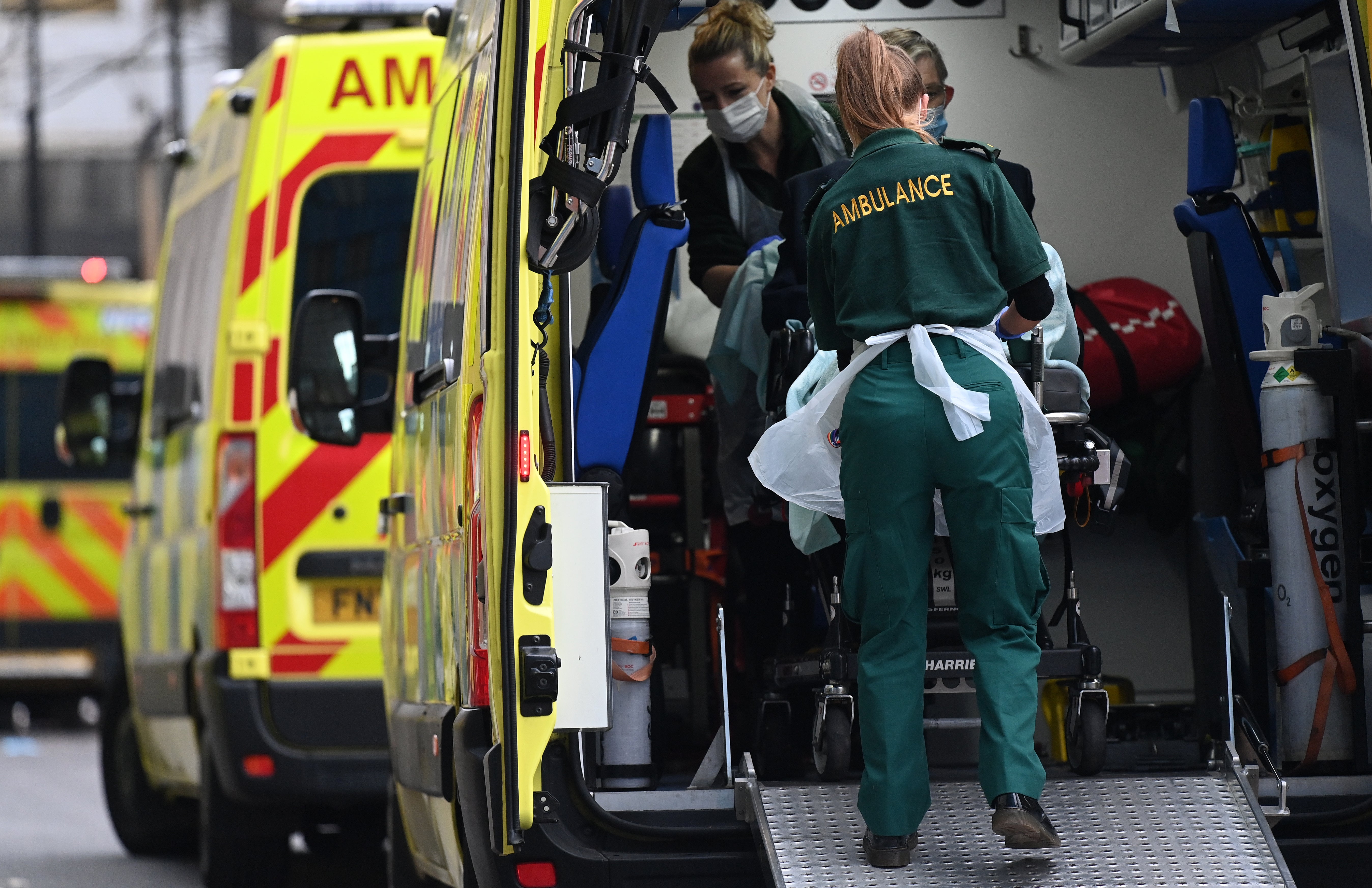 Aumenta la presión sobre los hospitales del NHS en todo el Reino Unido mientras se incrementan los casos y las muertes por ómicron