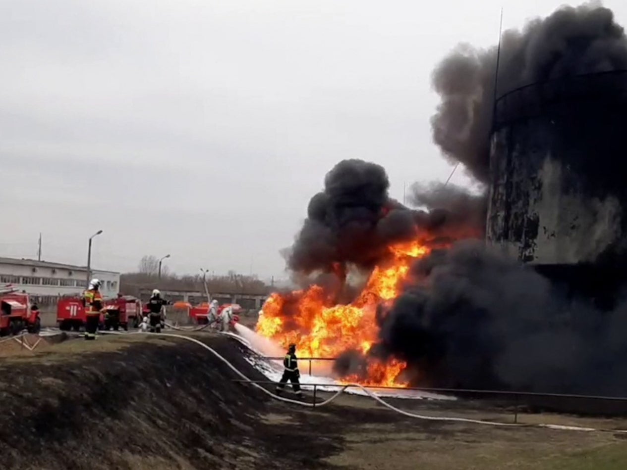 Los bomberos combaten las llamas