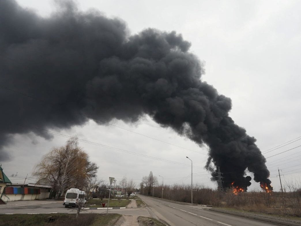 Un espeso humo negro se elevó en el aire