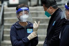 Hong Kong pide tests; problemas en confinamiento de Shanghái