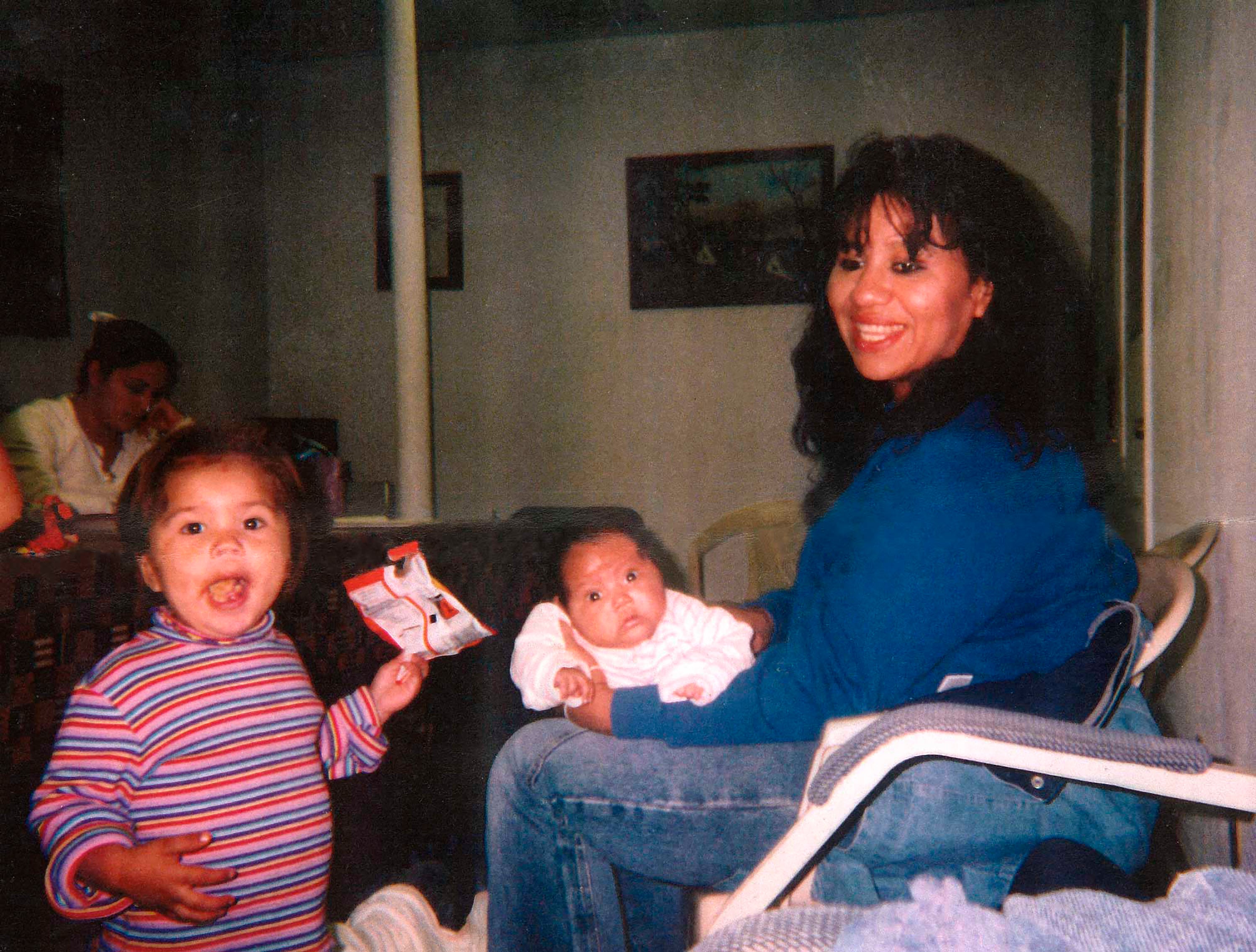 Melissa Lucio sosteniendo a su hija Mariah con una de sus otras hijas, Adriana, a su lado