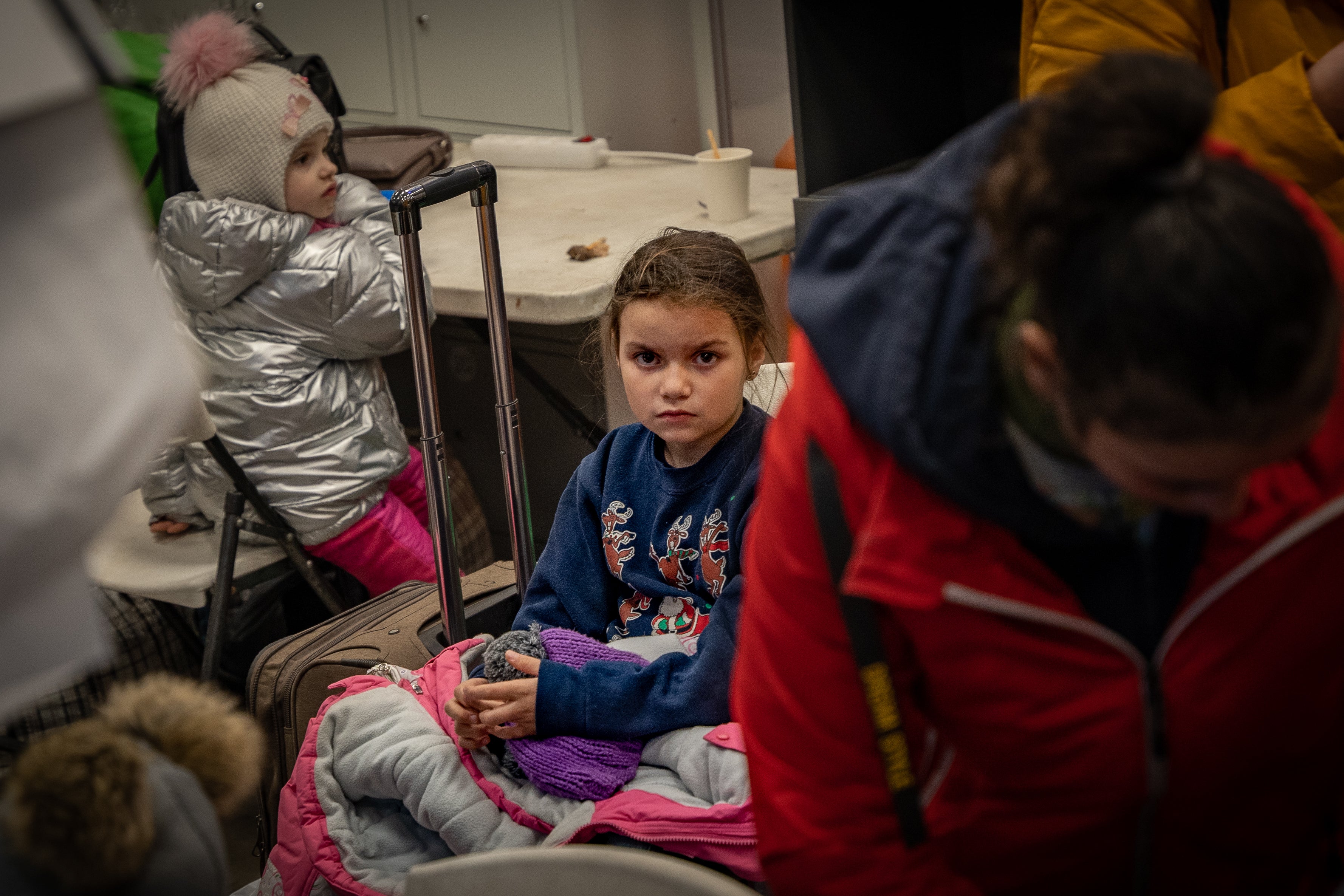Unos niños llegan a un centro de acogida en Zaporizhzhia en plena noche tras un peligroso viaje desde Mariúpol