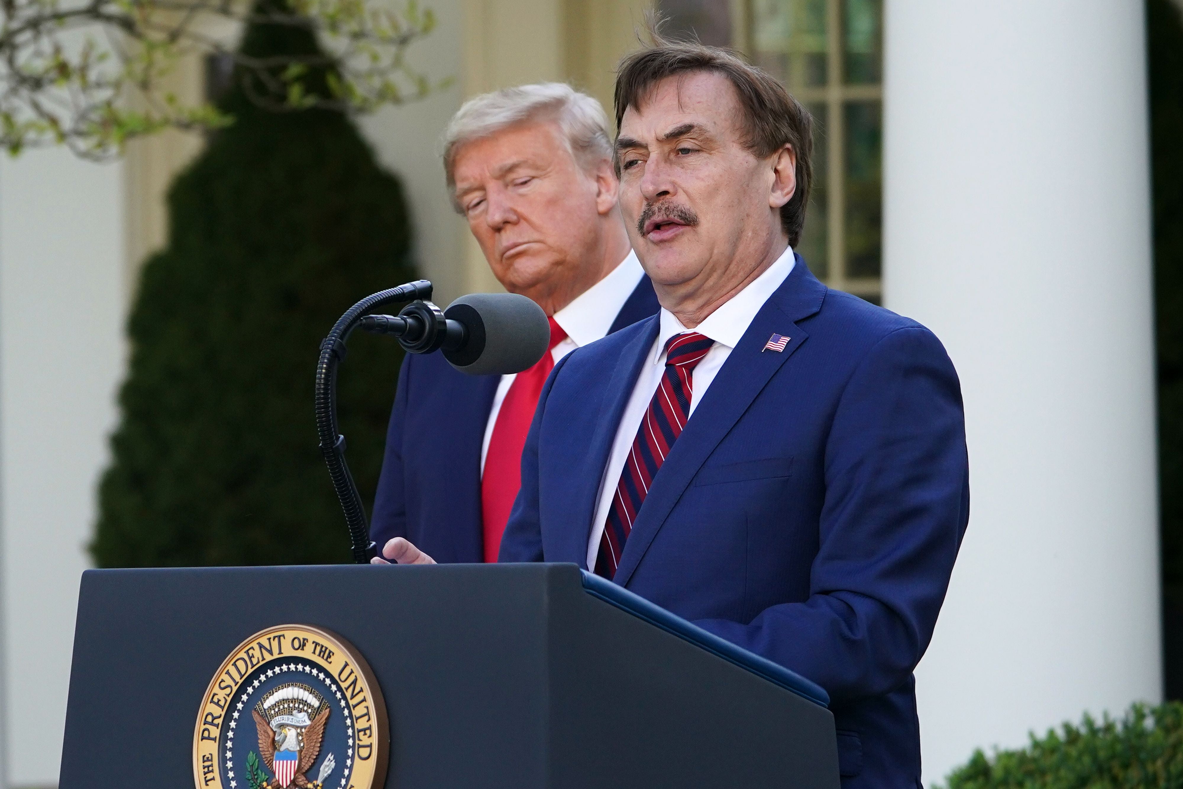 Donald Trump encabeza una reacción conservadora horrorizada porque el FBI incautó teléfono de Mike Lindell