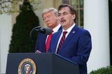 Donald Trump encabeza una reacción conservadora horrorizada porque el FBI incautó teléfono de Mike Lindell