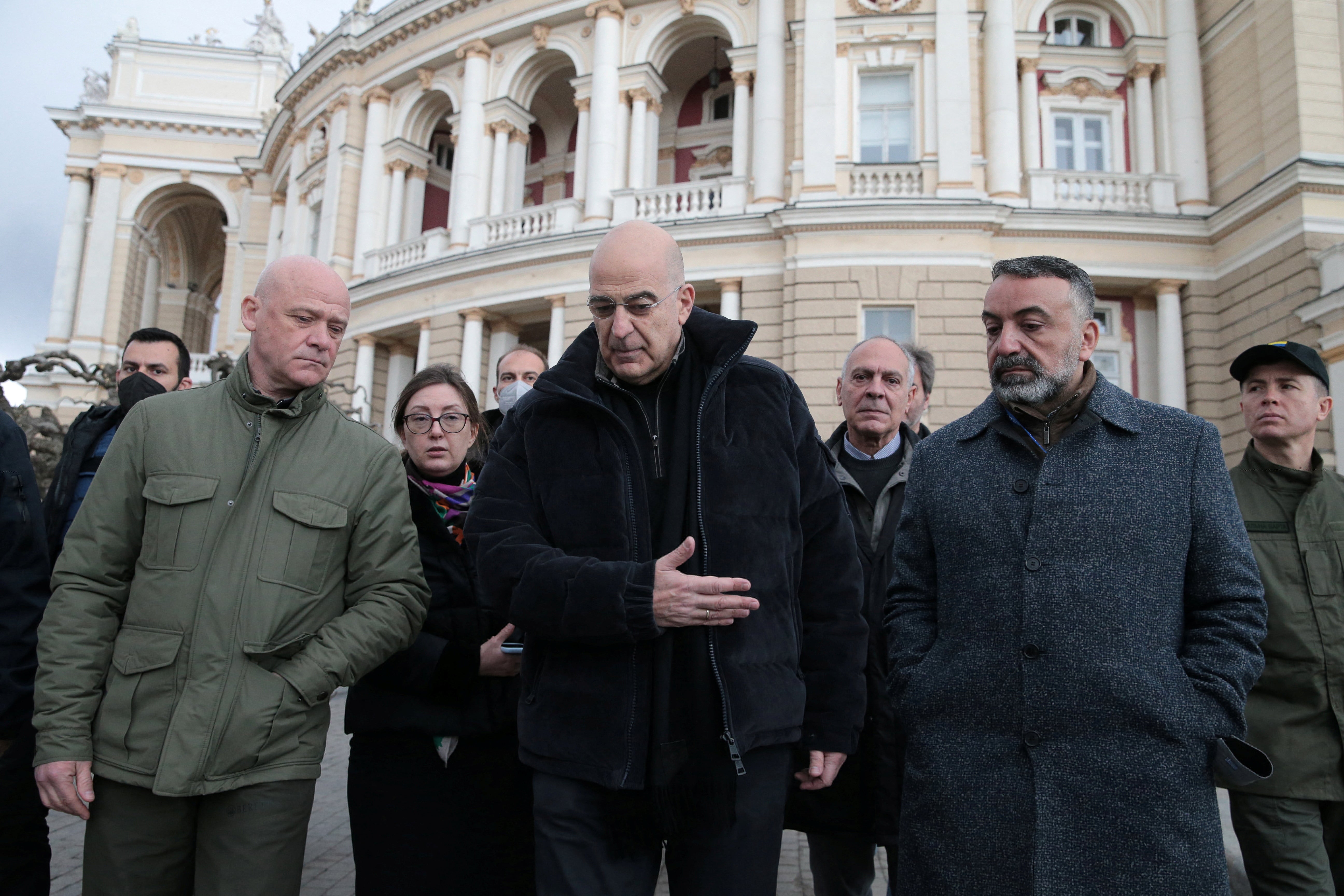 El ministro griego de Relaciones Exteriores Nikos Dendias (centro) en Odesa con el alcalde Gennady Trukhanov (izquierda)