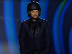 Nate Bargatze se presenta con un casco en los Grammy: “Los comediantes tienen que usarlos ahora en los premios”